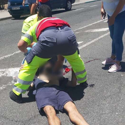 El accidente es atendido por personal de una ambulancia del SUC/TA.